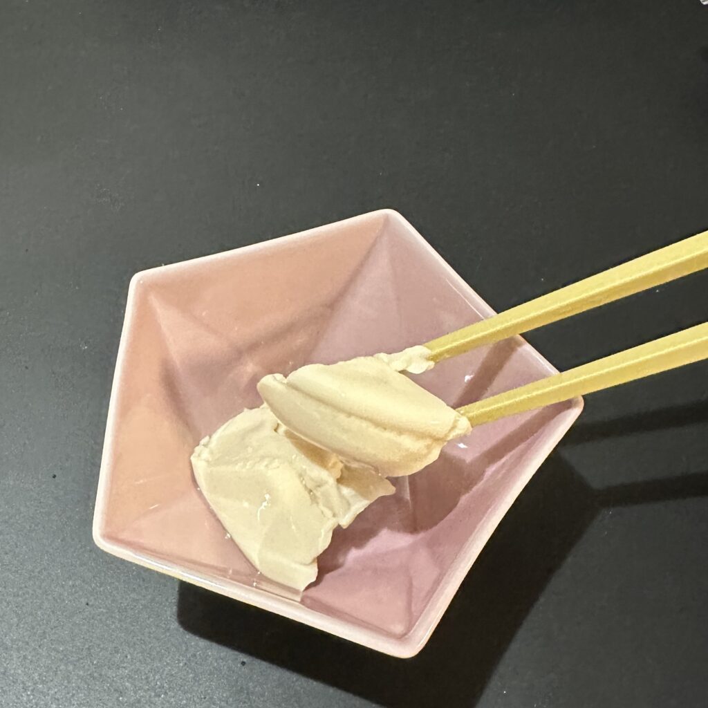 お皿に豆腐を盛り付ける