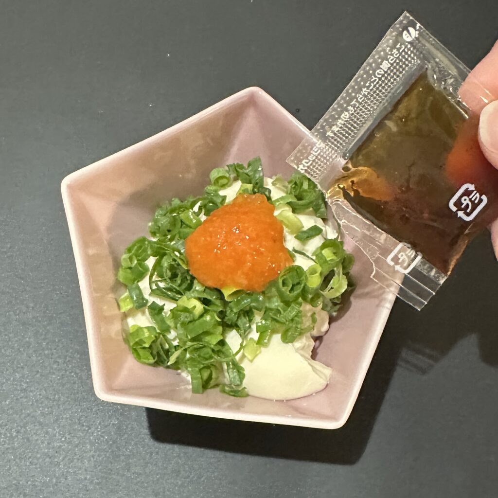 豆腐と薬味を皿に盛り付け
